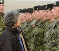 Governor General Adrienne Clarkson talks with soldiers (Kabul, Afghanistan). Date: December 30, 2003. Photographer: MCpl Brian G. Walsh, National Defence. Reference: KA2003-A473D.
